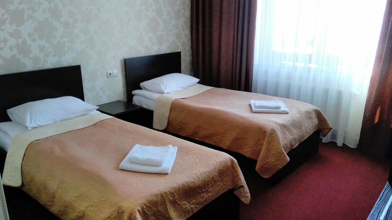 Best Hotel And Restaurant Complex Dunaivtsi Dış mekan fotoğraf